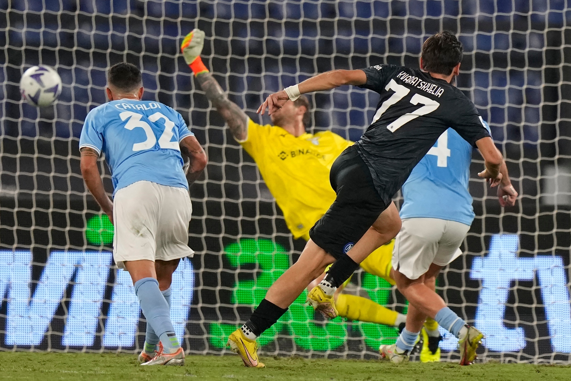 Kvaratskhelia marca contra la Lazio. AP