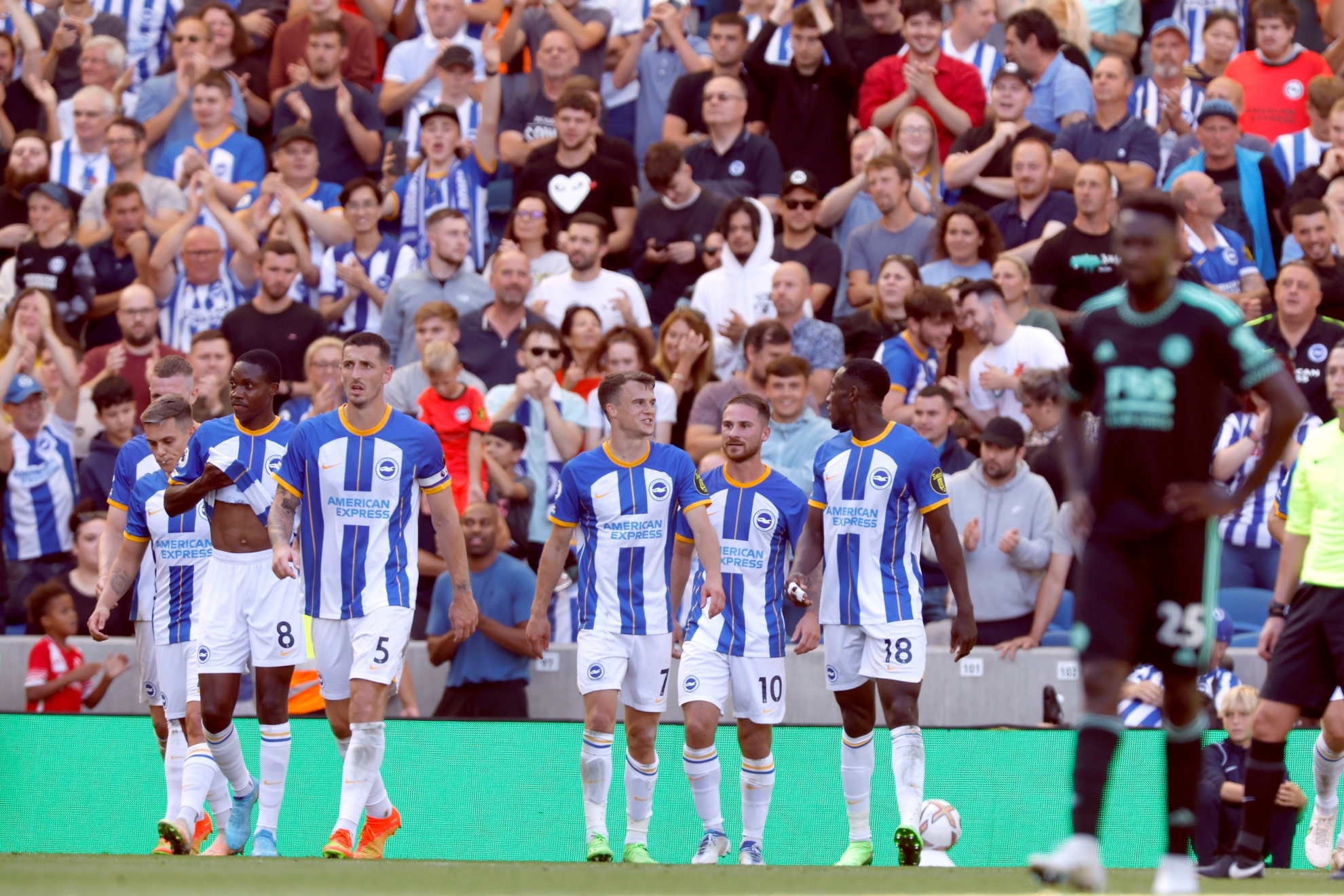 Los jugadores del Brighton celebran un gol ante el Leicester. AP