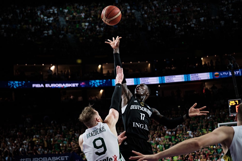 Schroder lanza a canasta delante de Brazdeikis. FIBA PHOTO