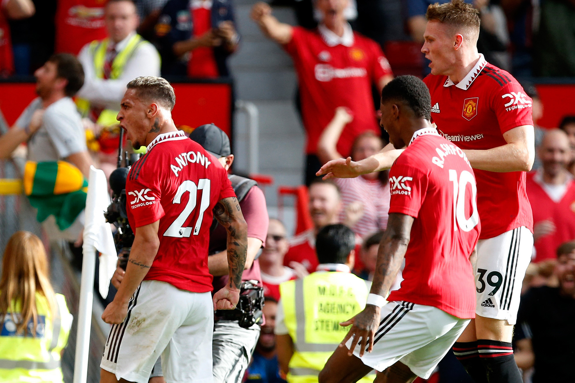 Antony marca su primer gol en su debut con el Manchester United. | Reuters