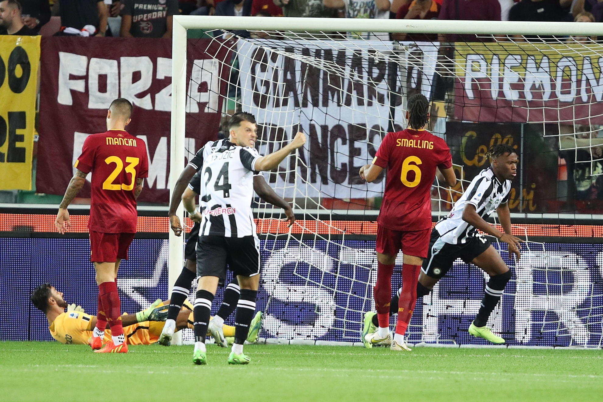 Udogie marca el 1-0 para Udinese contra la Roma. EFE