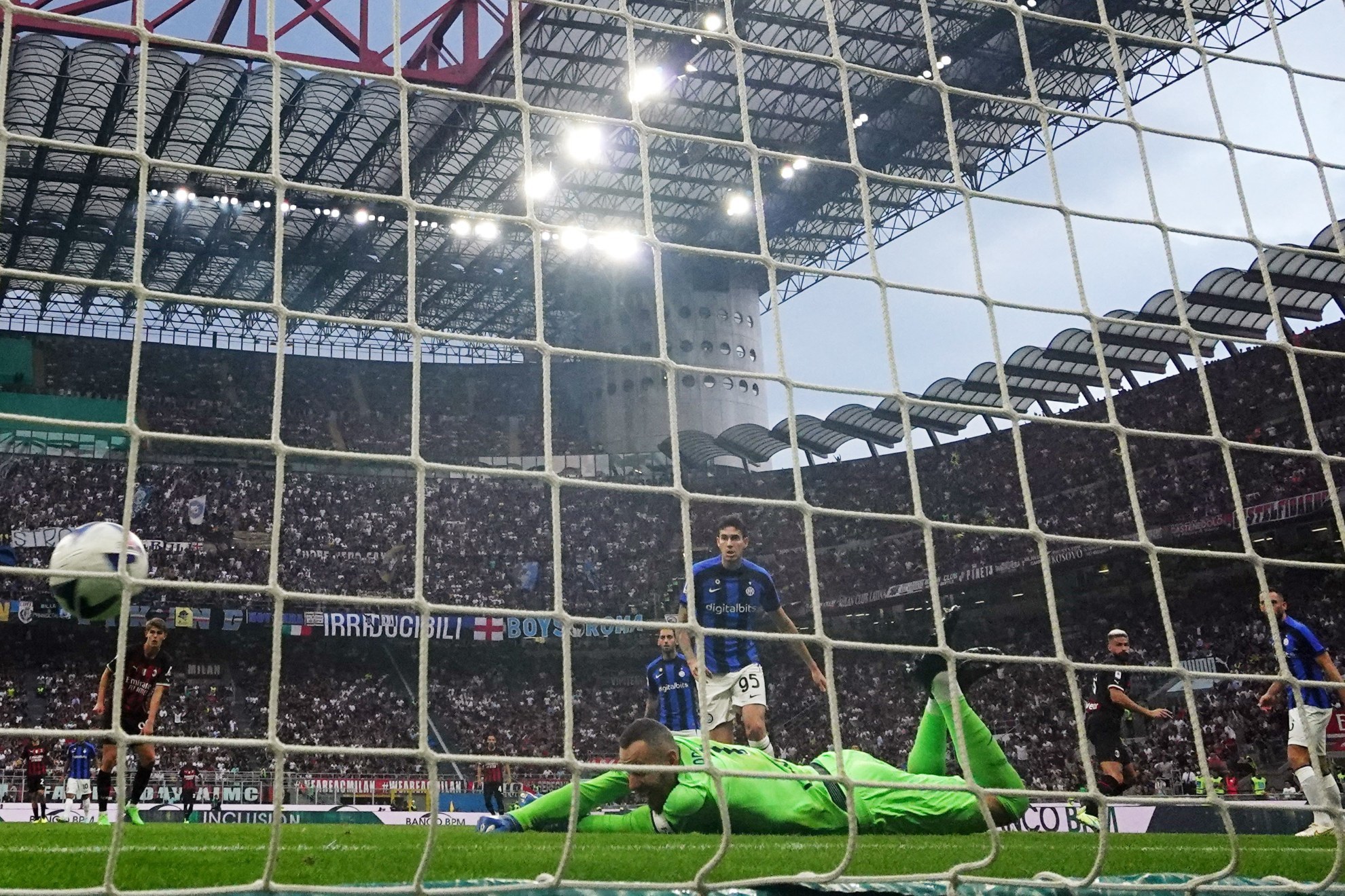 Lamentablemente el mal comportamiento de algunos aficionados se hizo presente en el Milan vs Inter | Reuters