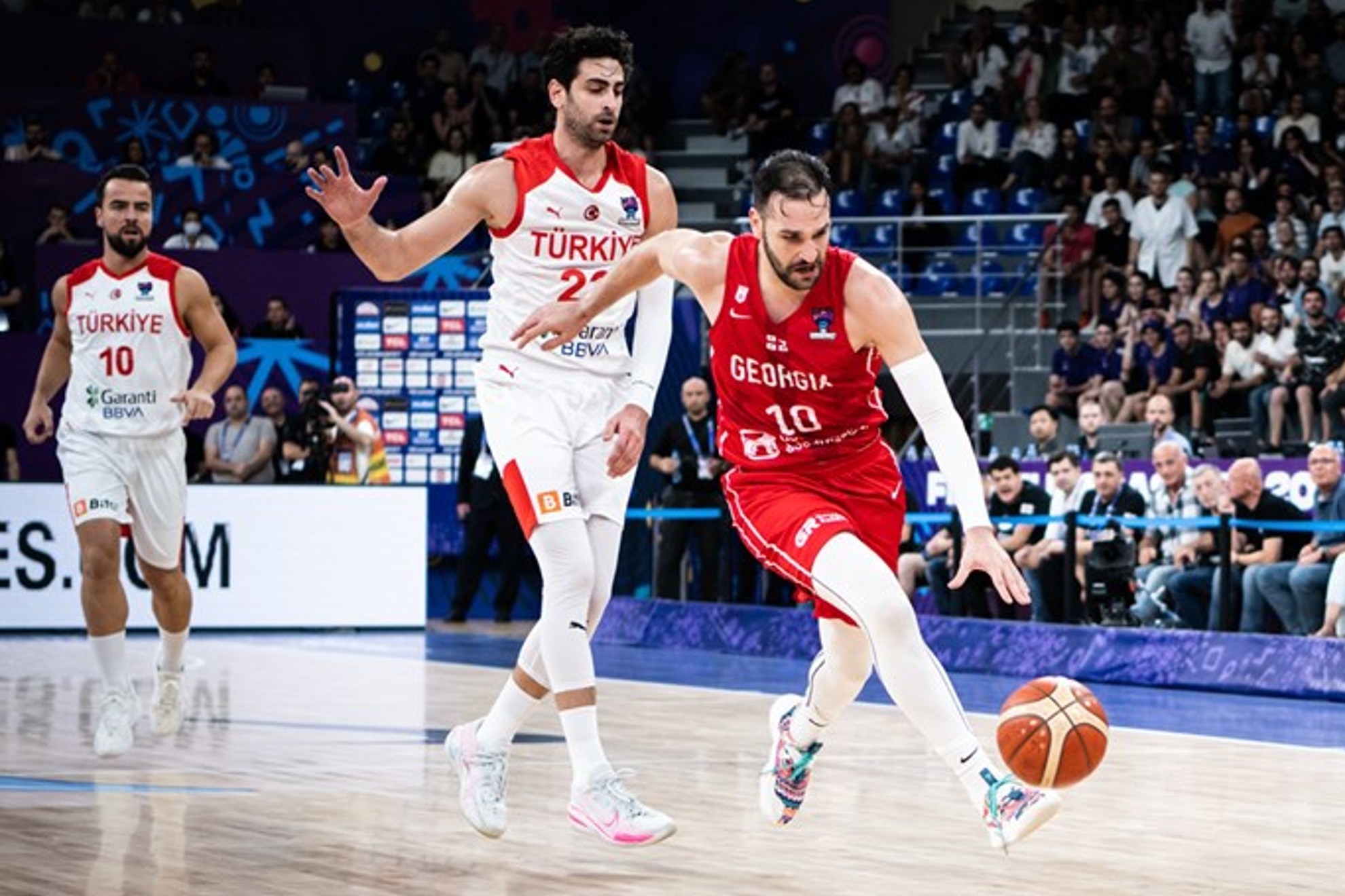 Duda Sanadze, perseguido por Fulkan Korkmaz antes de que se enzarzaran. FIBA