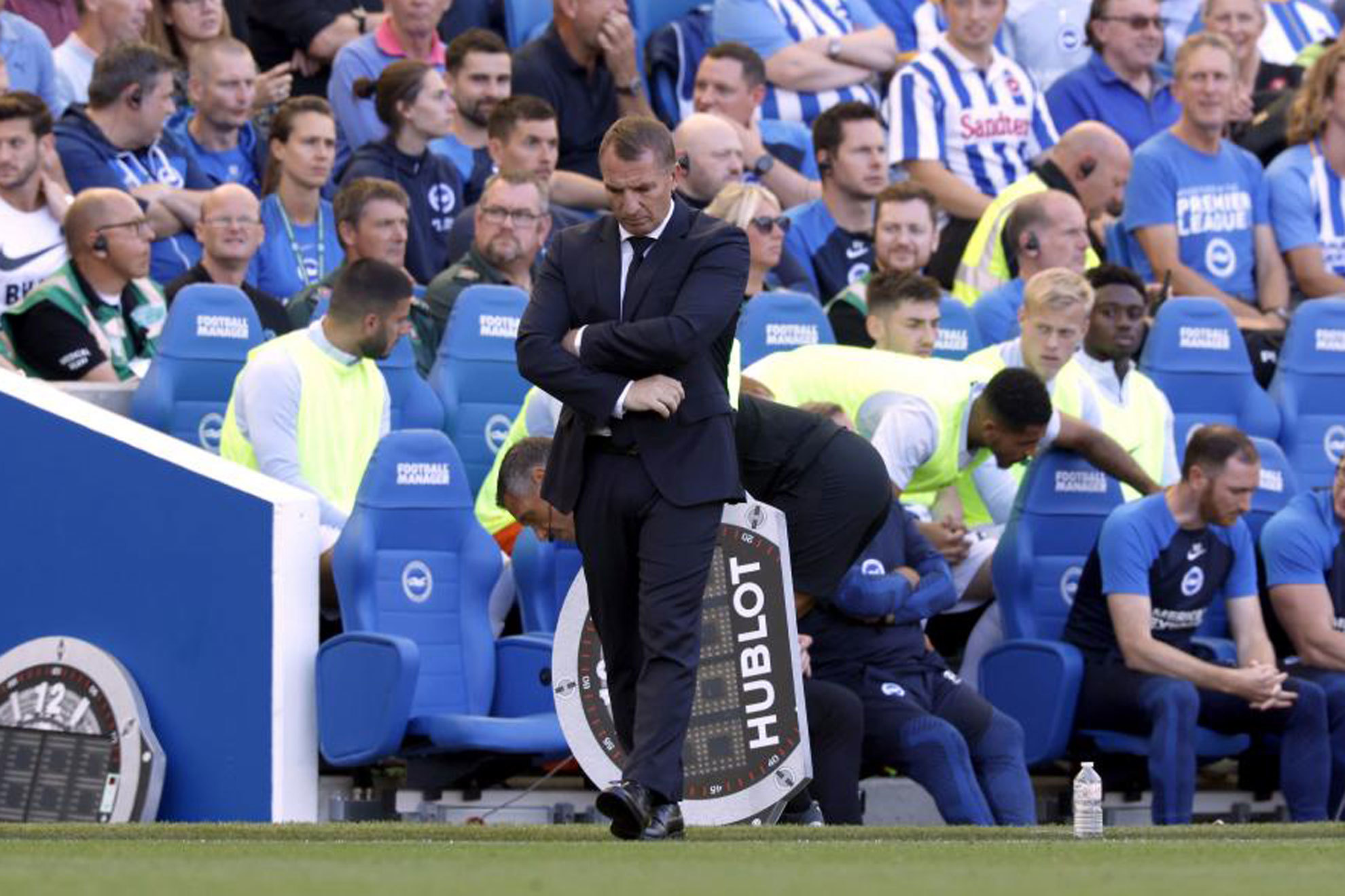 Brendan Rodgers, cabizbajo durante la goleada sufrida en Brighton. AP