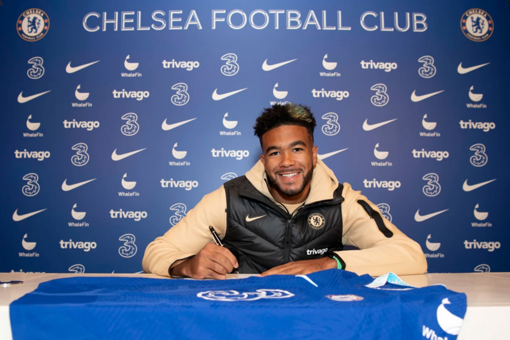 Reece James, firmando su nuevo contrato con el Chelsea.