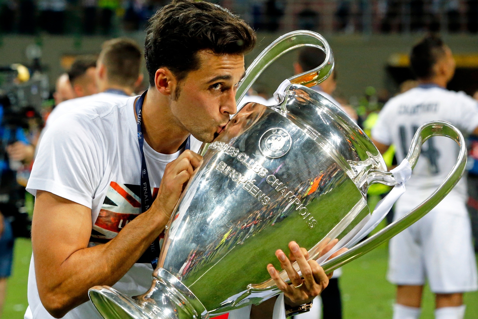Arbeloa besa la Undécima, conquistada con el Real Madrid en Milán en 2016. RAFA CASAL