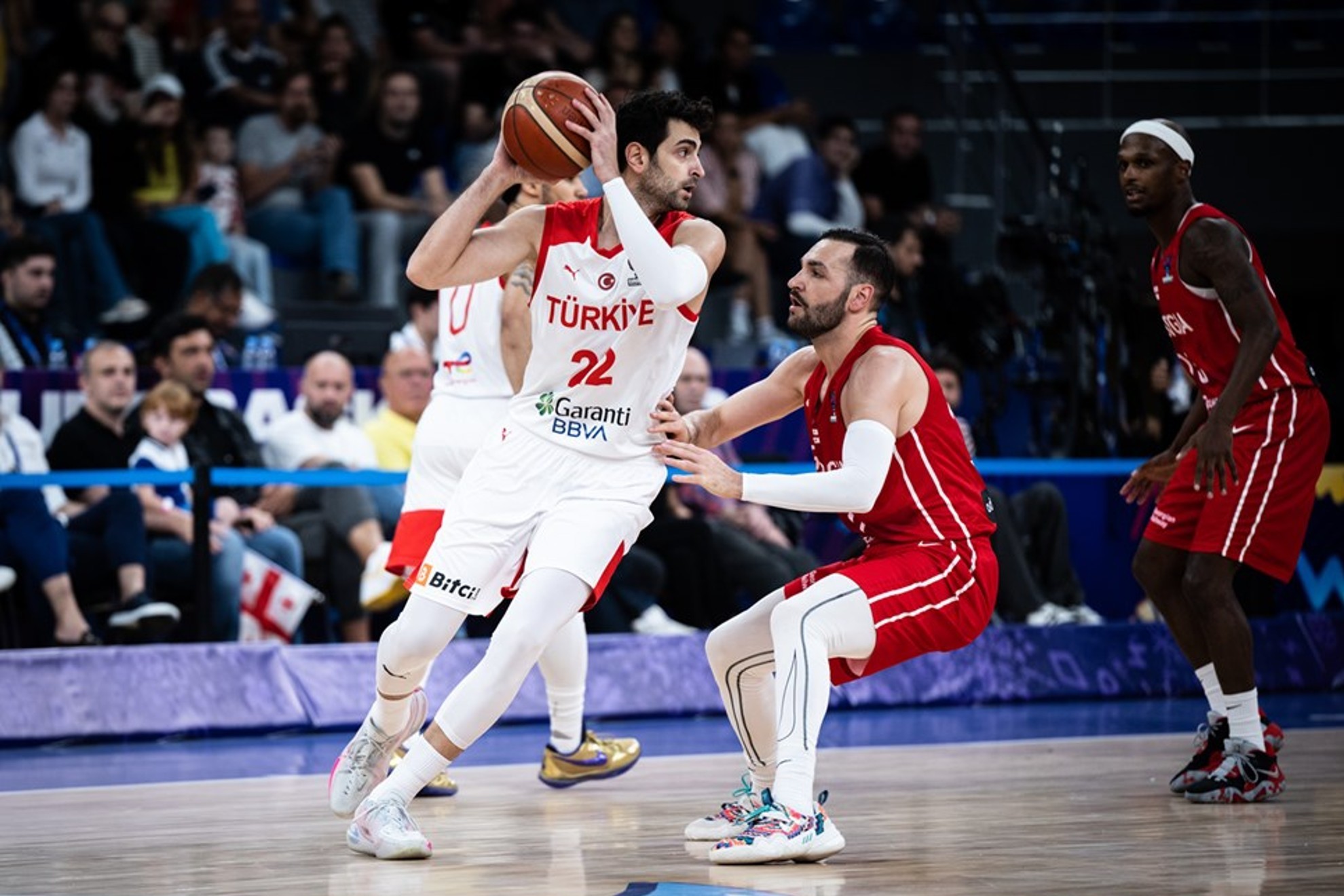 Fulkan Korkmaz, defendido por Duda Sanadze durante el Turqua-Georgia. FIBA