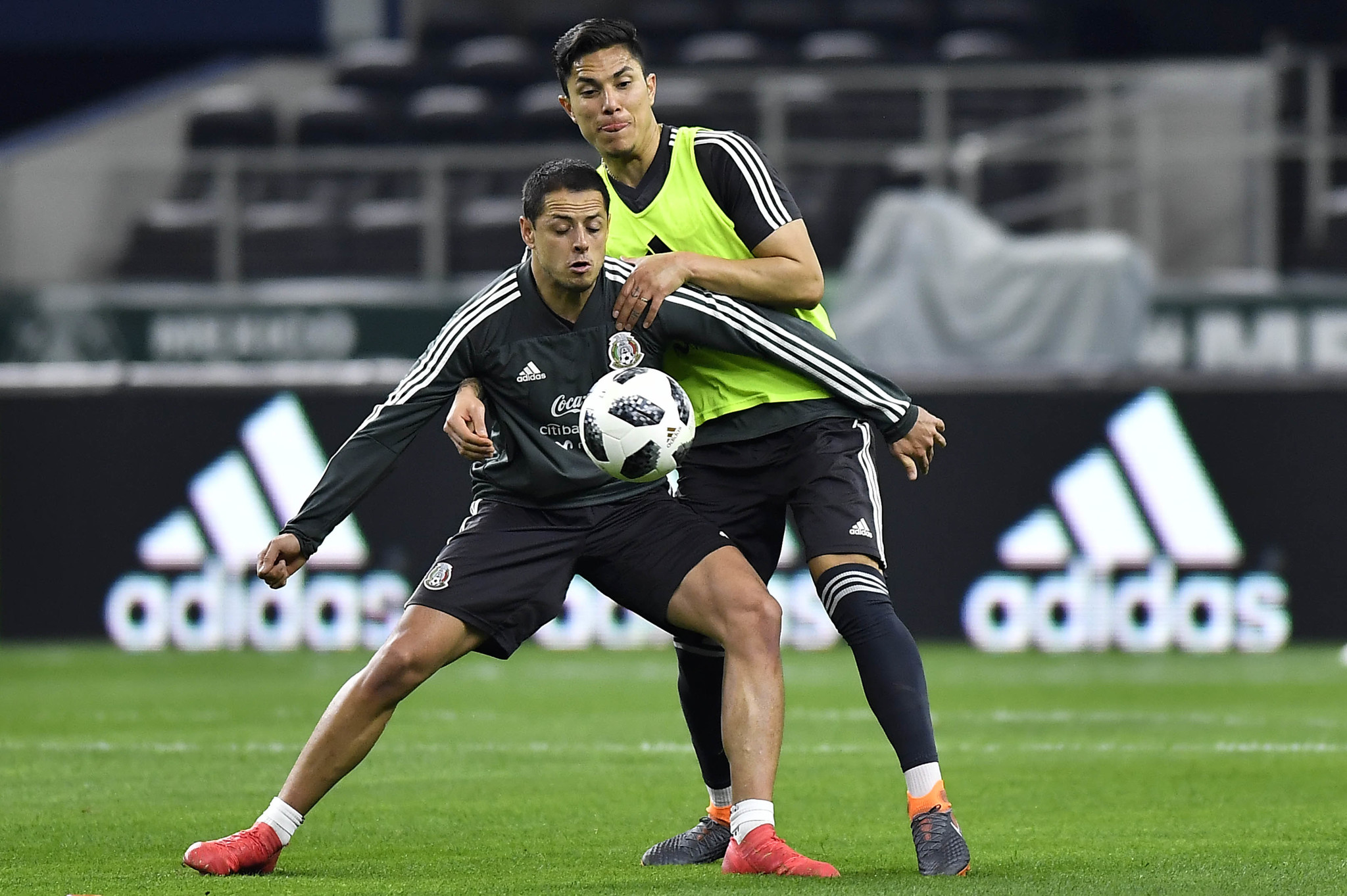 Javier Hernández y Carlos Salcedo, dos de las grandes ausencias de la selección mexicana para Qatar 2022.