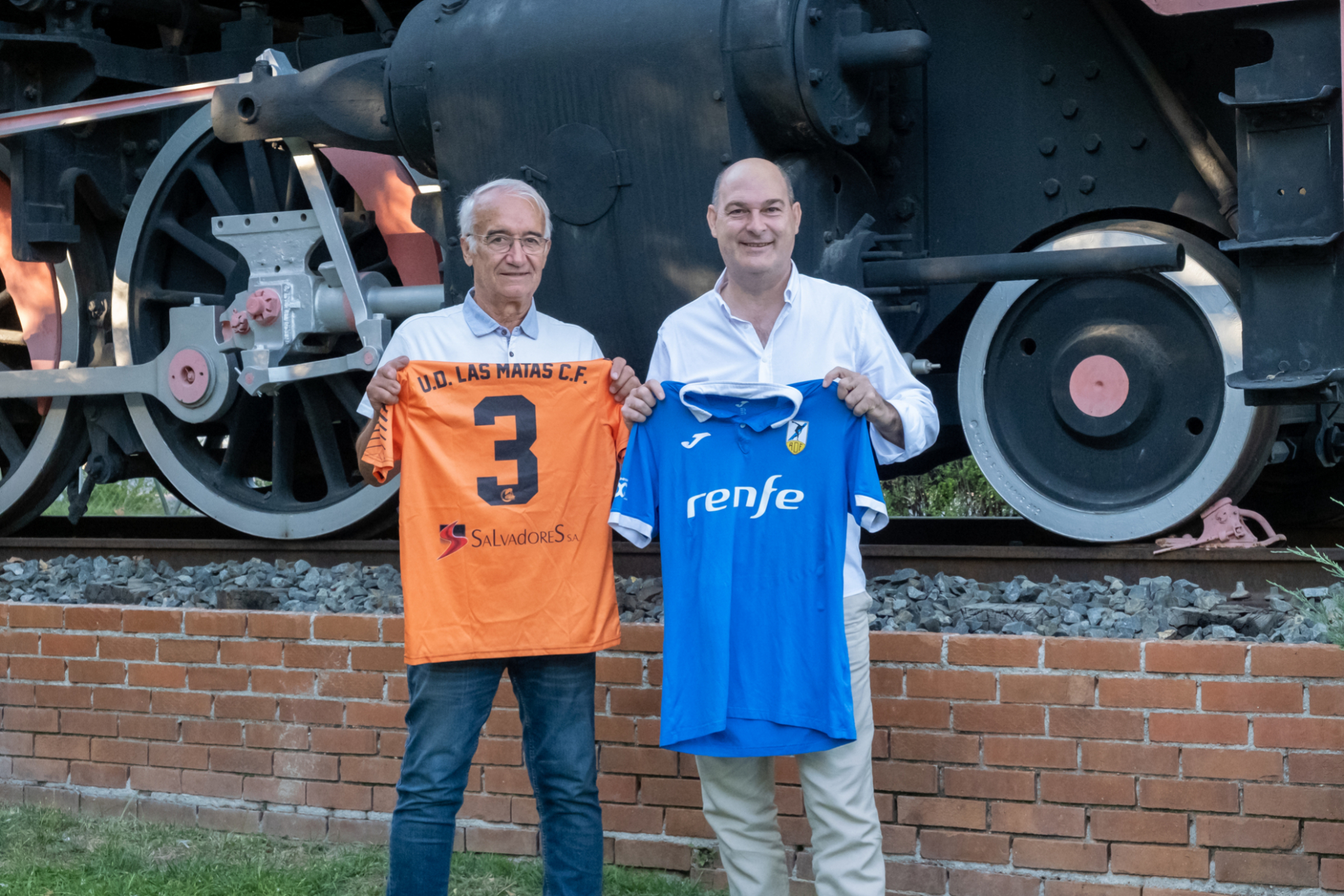 El presidente de honor de la UD Las Matas CF (a la izquierda, Jos Luis Santamara) y el presidente de la Ferro (Javier Puig) presentaron la I Copa de los Ferrocarriles Espaoles. / AD FERROVIARIA