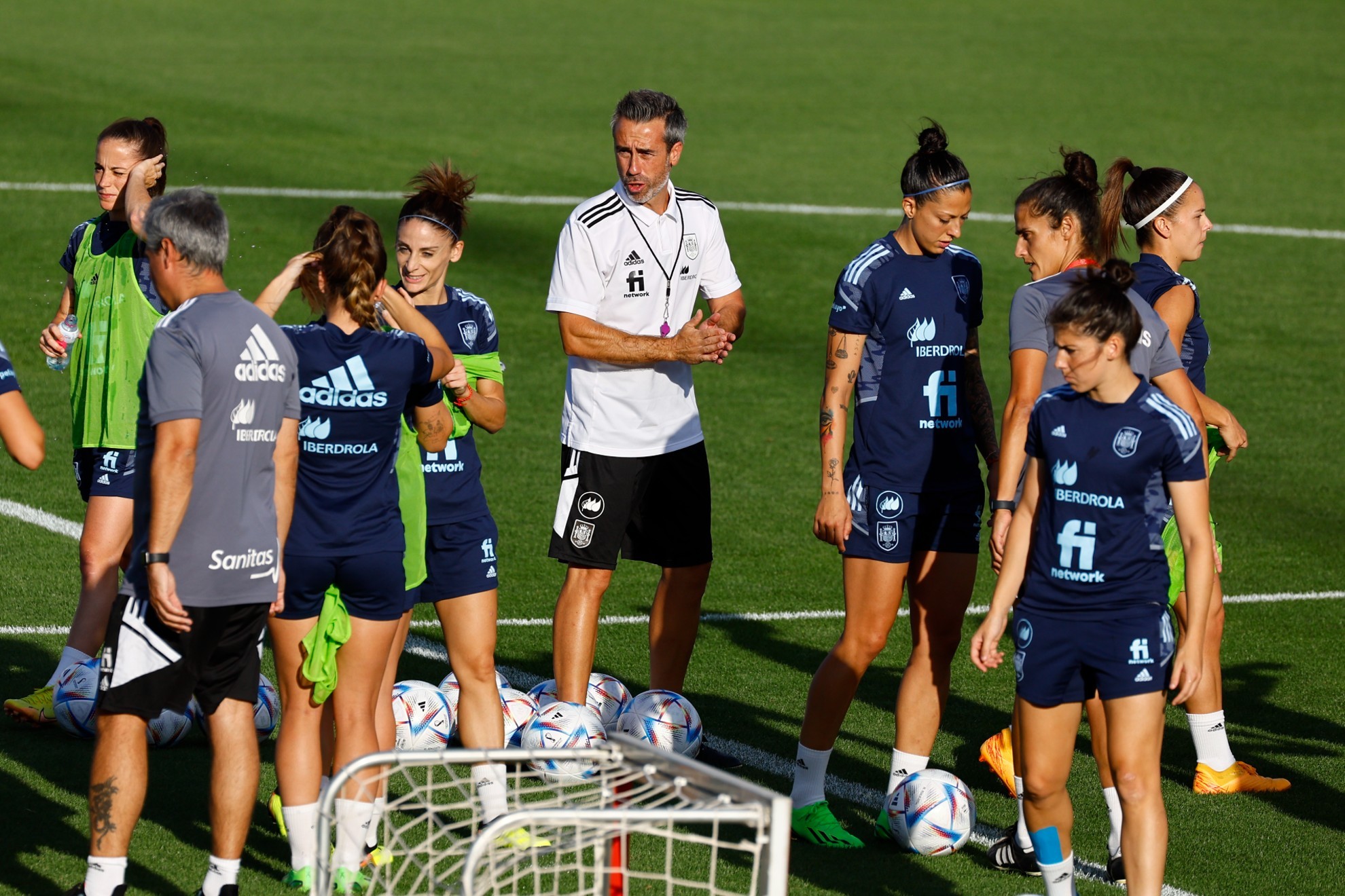 Jorge Vilda dirige un entrenamiento de la selección española en Las Rozas / EFE