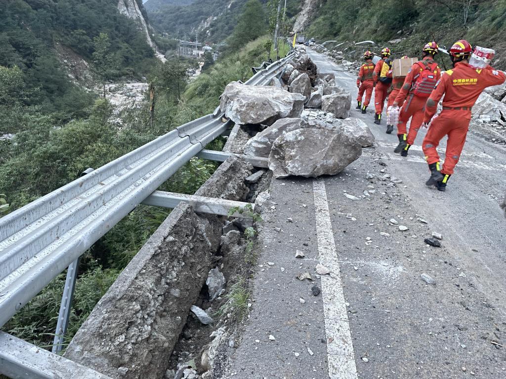 Sube a 86 el saldo de muertos por el terremoto en China