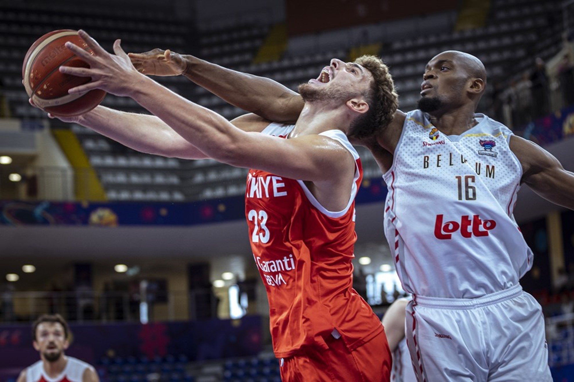 Alperen Sengun trata de anotar ante la defensa de Kevin Tumba. FIBA