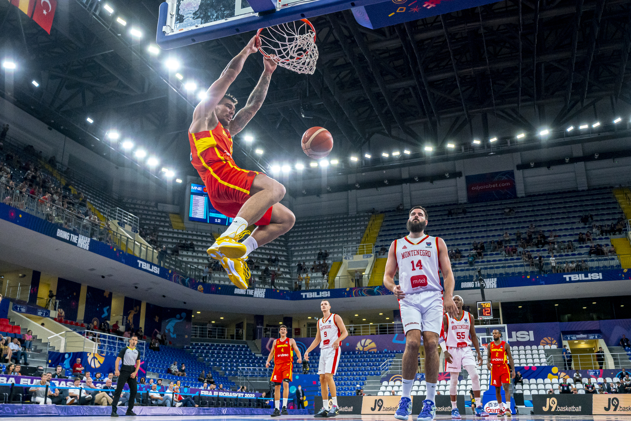 Willy Hernangmez hace un mate en el partido ante Montenegro. ALBERTO NEVADO/FIBA