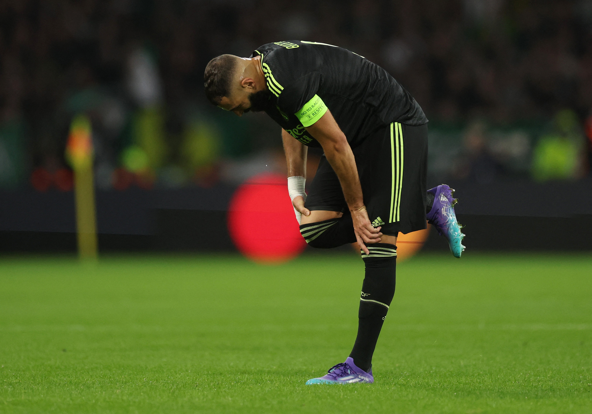Benzema no pudo continuar por molestias en la rodilla | Reuters