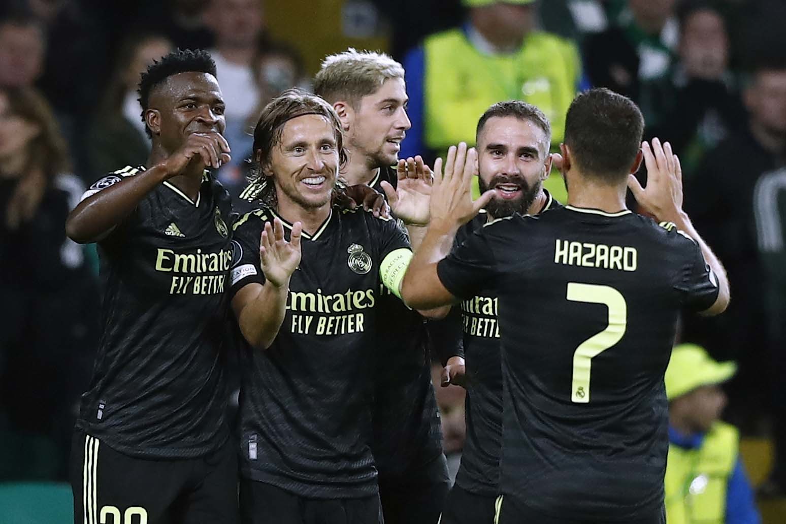 Vinícius, Modric, Valverde, Carvajal y Hazard celebran un gol.  JOSÉ ANTONIO GARCÍA.