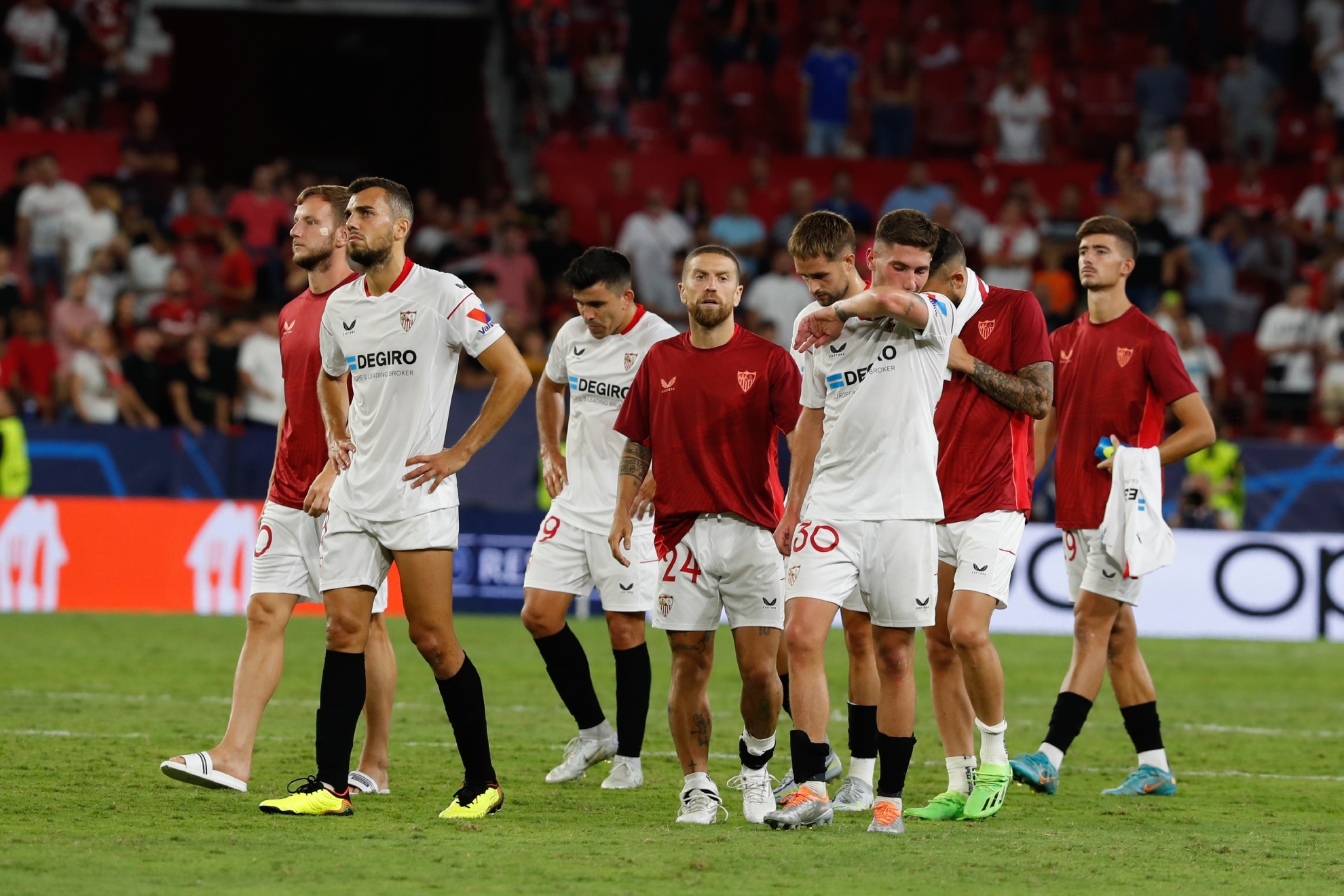 Los jugadores del Sevilla, cabizbajos, se dirigen al Gol Norte de Nervin / Ramn Navarro