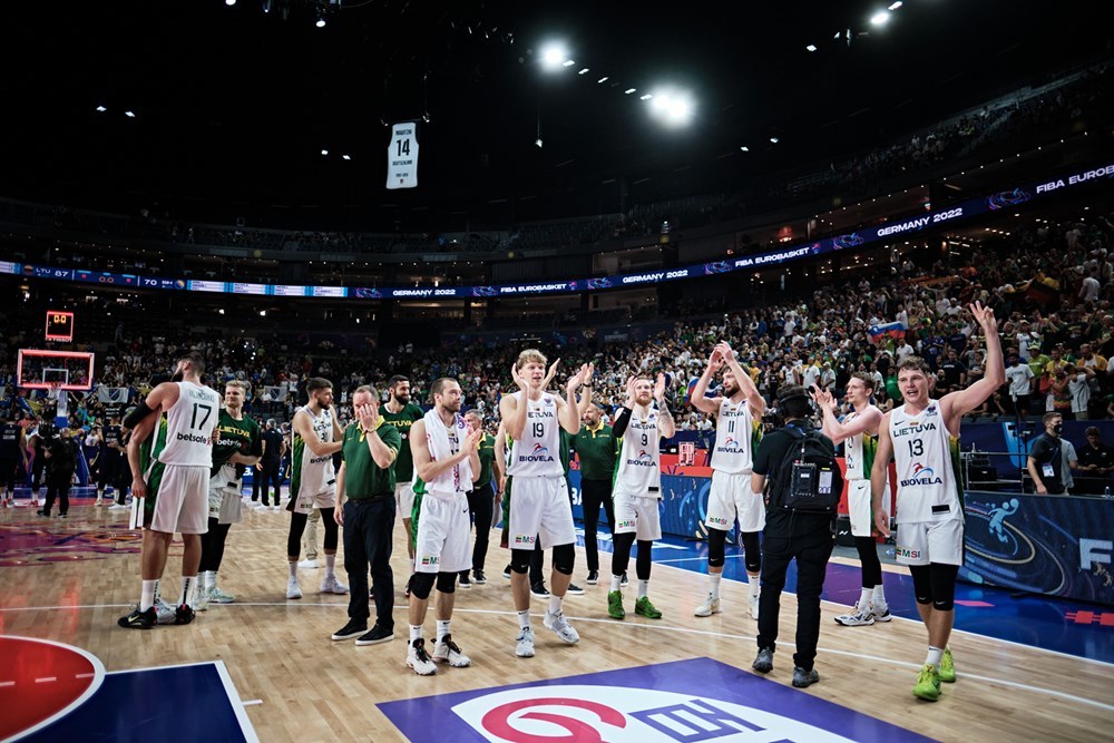 Los lituanos, eufricos tras consumar su clasificacin a los octavos de final. FIBA PHOTO