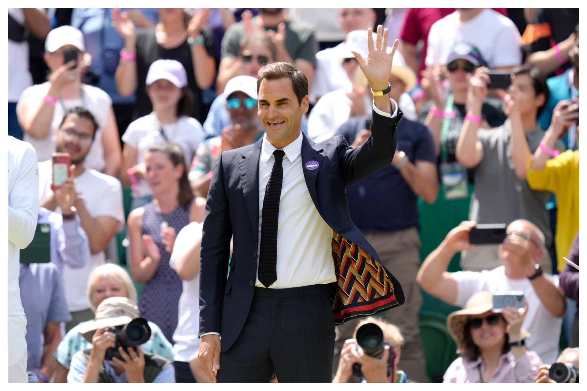 Federer saluda a la grada/AP