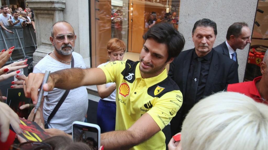 Carlos Sainz, firmando ayer autógrafos en un evento en Milán con Ferrari  / EFE