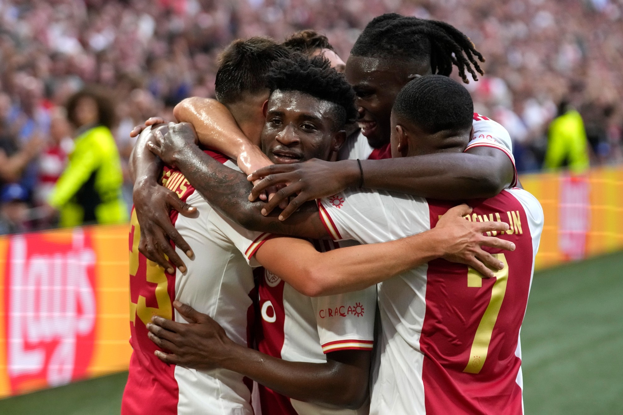 Los jugadores del Ajax celebran el gol de Kudus. / AP