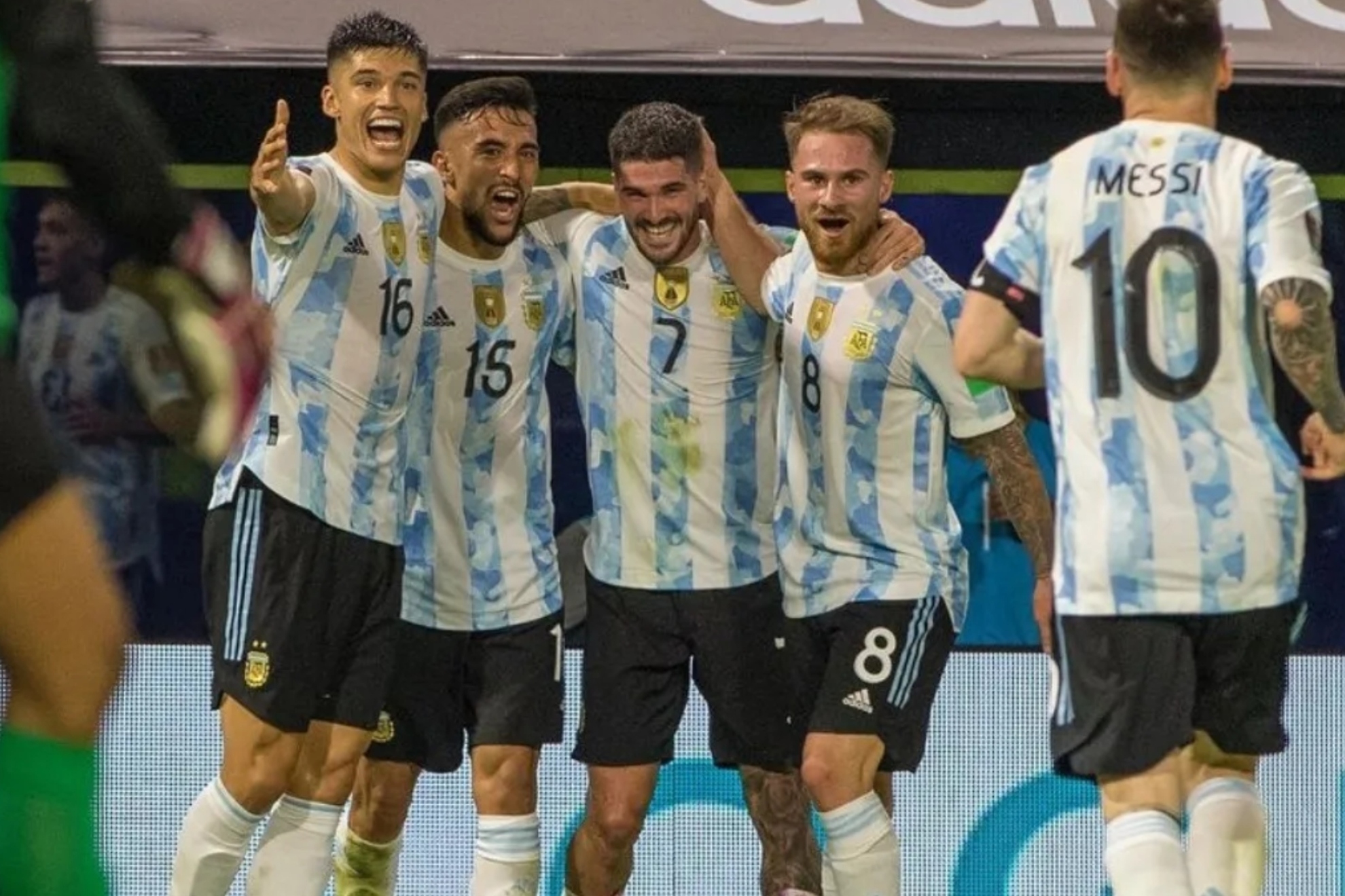Messi se acerca a festejar un gol junto a Correa, González, De Paul y Mac Allister.