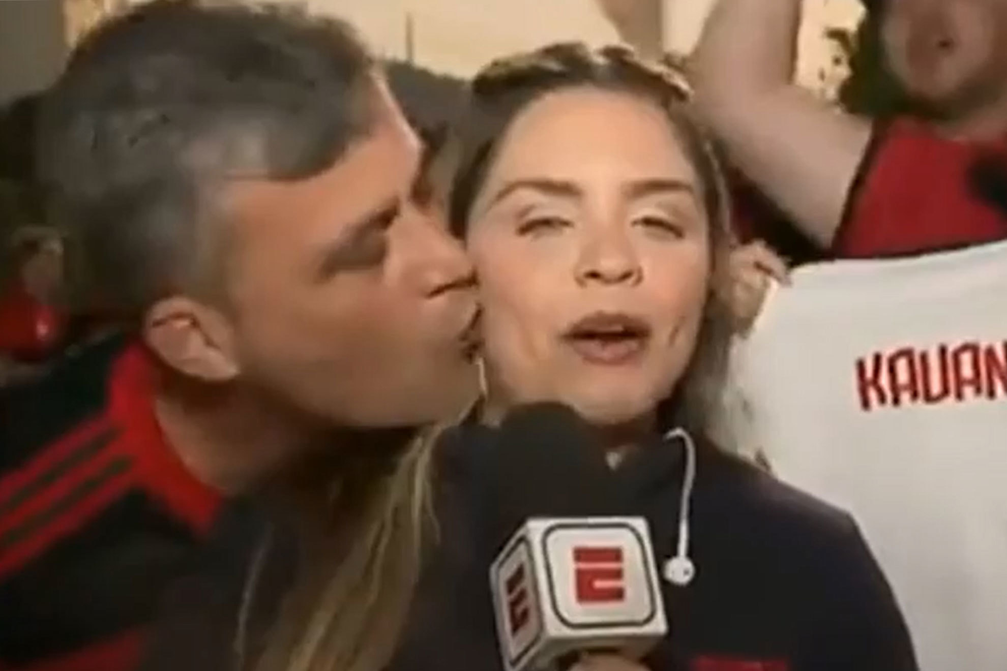 Un aficionado del Flamengo acosa a una reportera en pleno directo