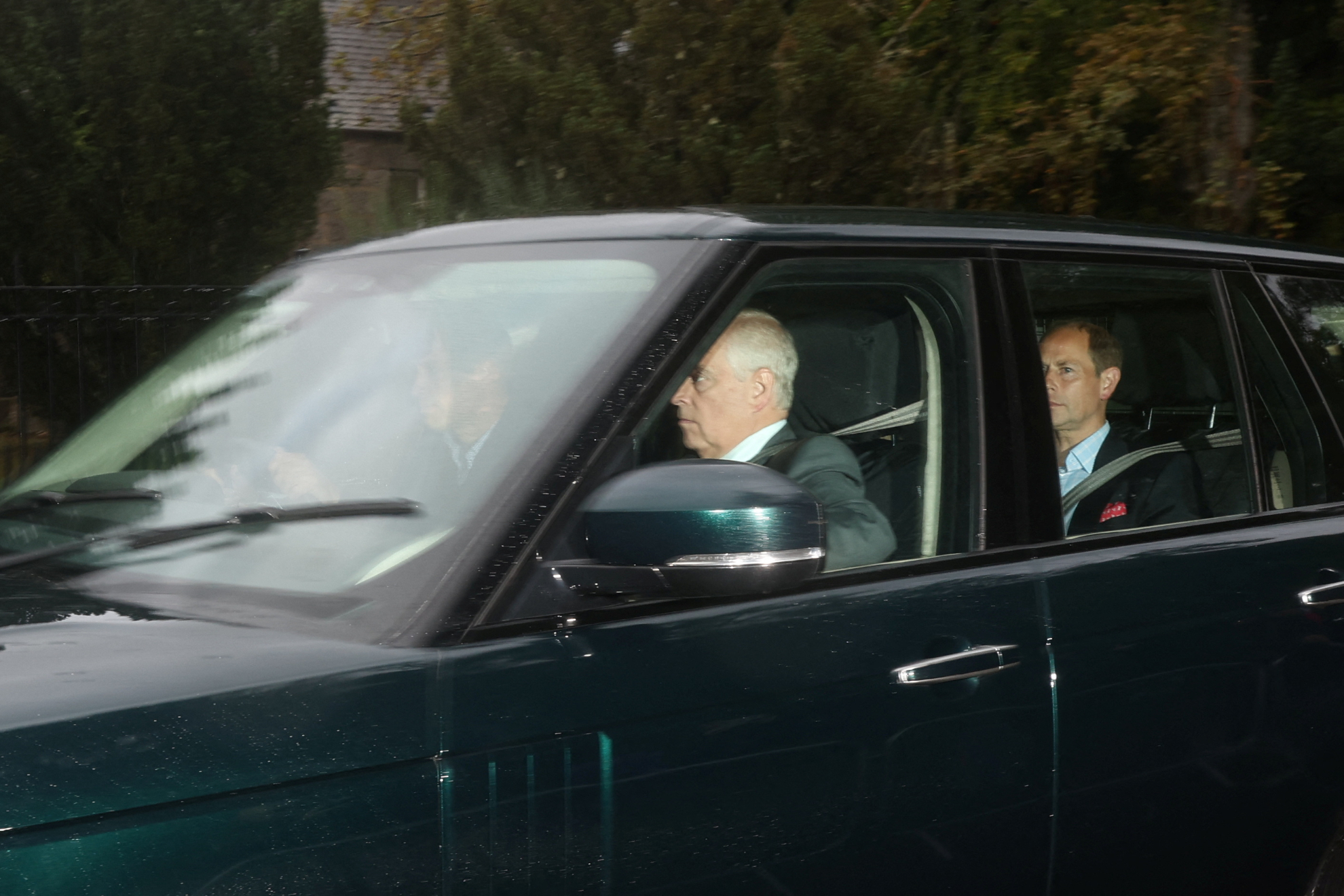El Príncipe Andrés llega al Balmoral donde se encuentra su madre | Reuters