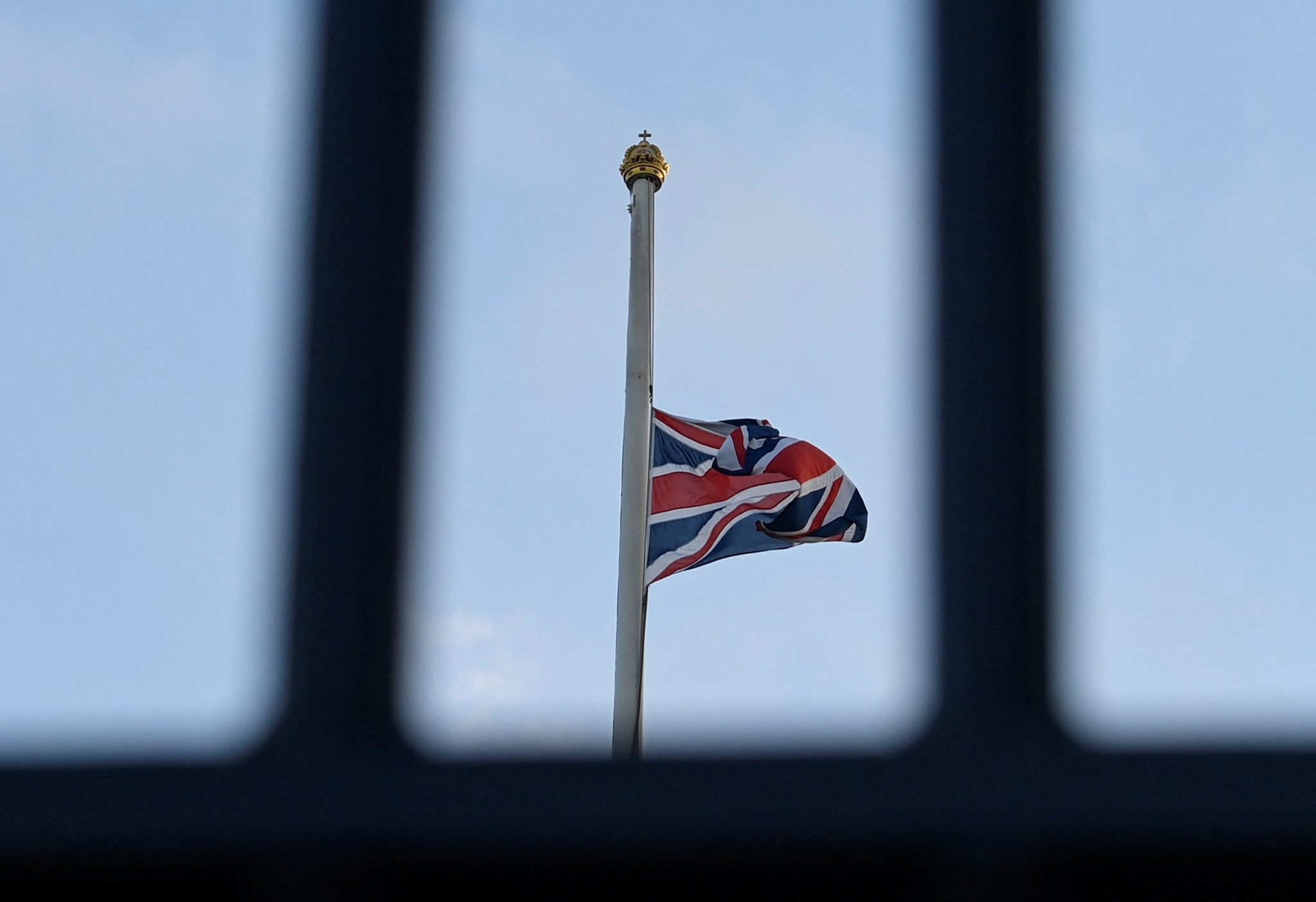 La bandera del Reino Unido ondea a media asta en el Palacio de Buckingham | Reuters