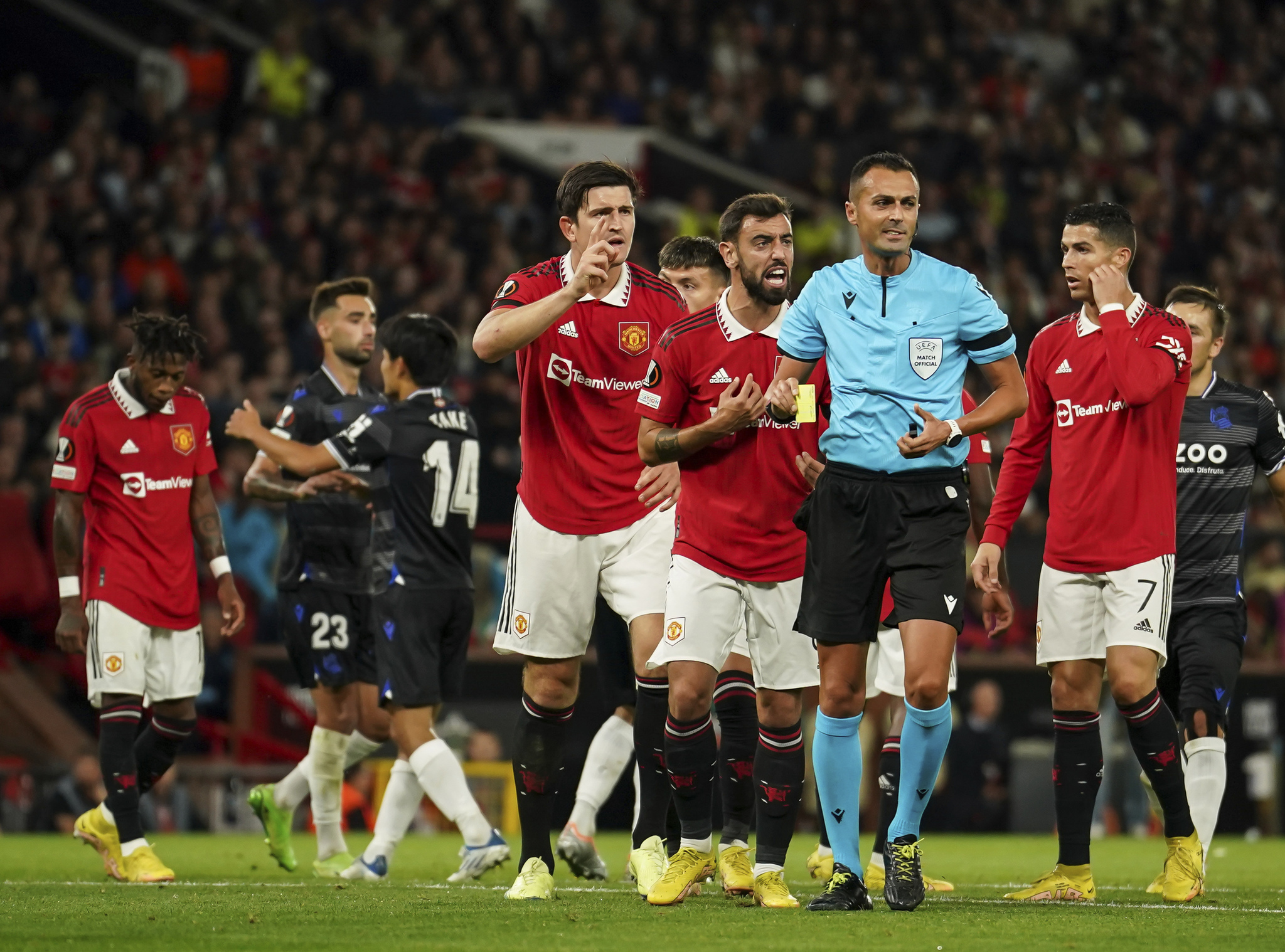 Take Kubo felicita a Brais Méndez, mientras los jugadores del United protestan al árbitro.