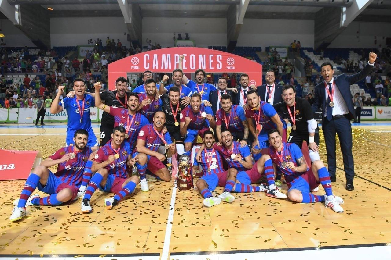 Jugadores y cuerpo técnico del Barça celebran la pasada Liga/LNFS