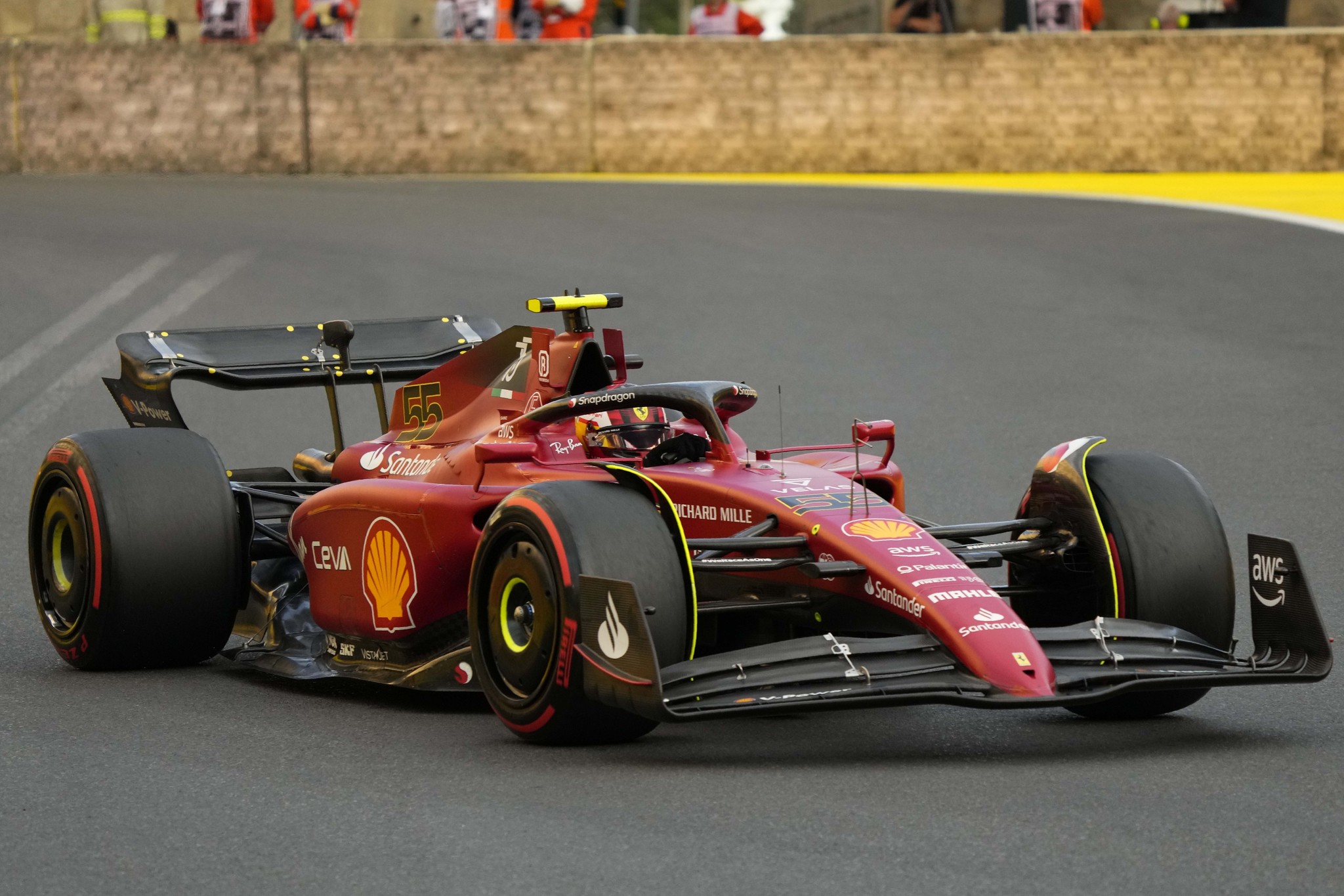 El piloto de Ferrari Carlos Sainz durante la sesión de calificación en el circuito. (Foto AP/Sergei Grits)