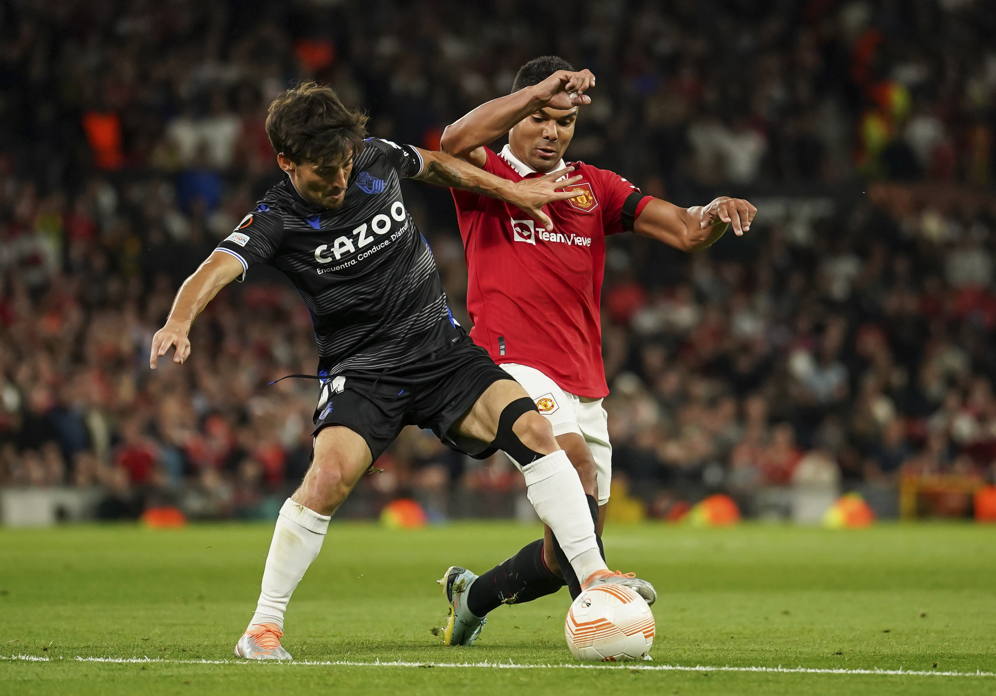 David Silva protege el balón ante la defensa de Casemiro, en Old Trafford.