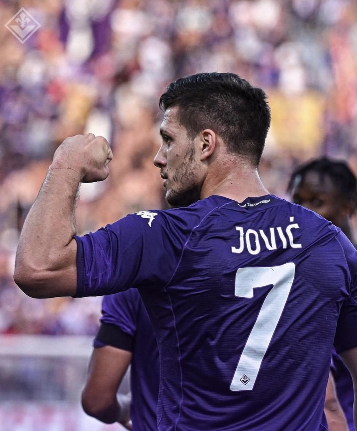 Jovic festeggia il suo primo gol con la Fiorentina.