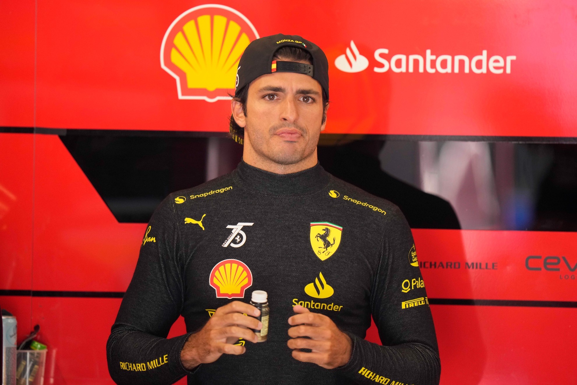 Carlos Sainz fuera del coche durante los libres de este viernes | Luca Bruno AP
