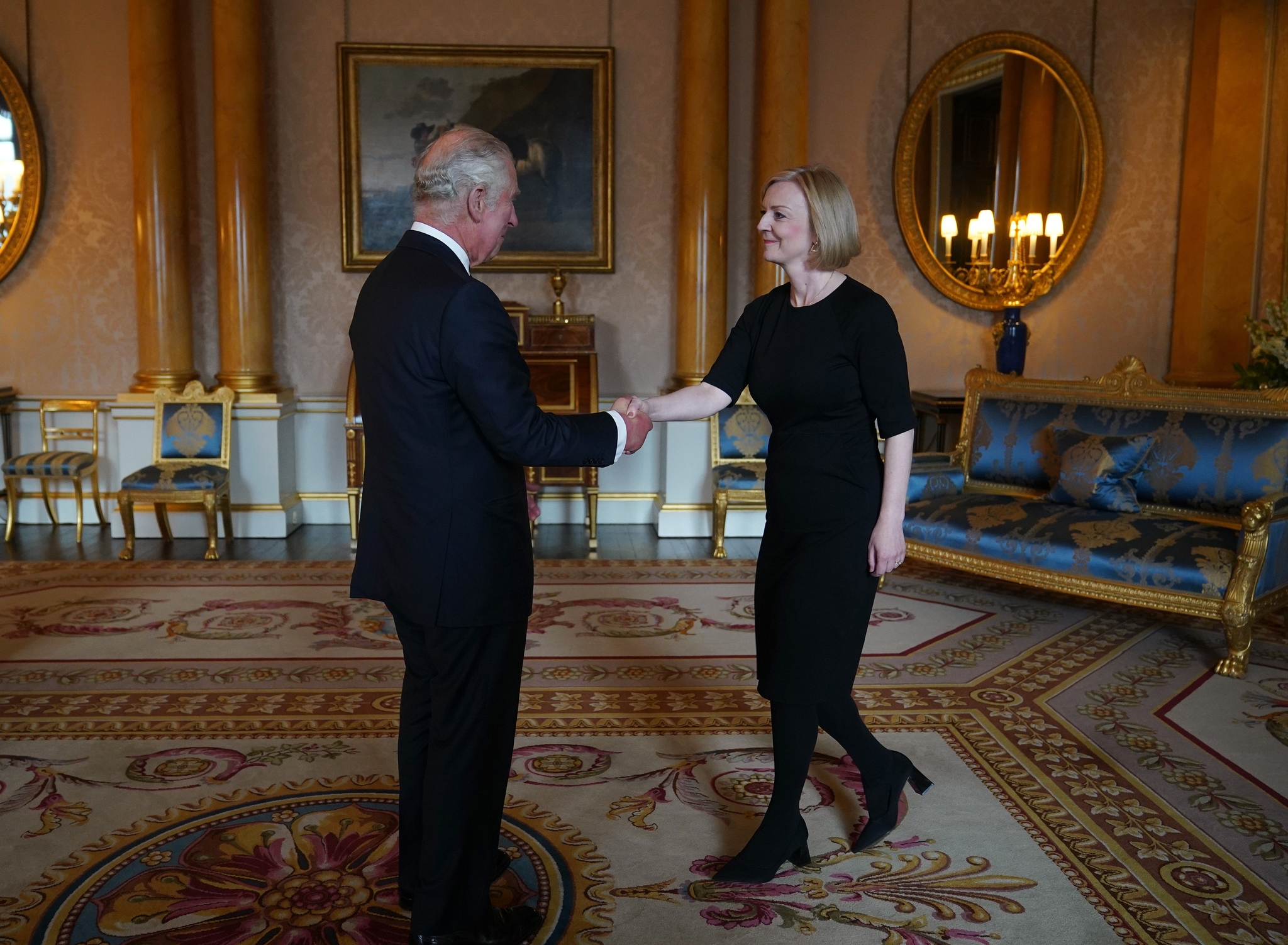 Carlos III se rene con la primera ministra, Liz Truss.
