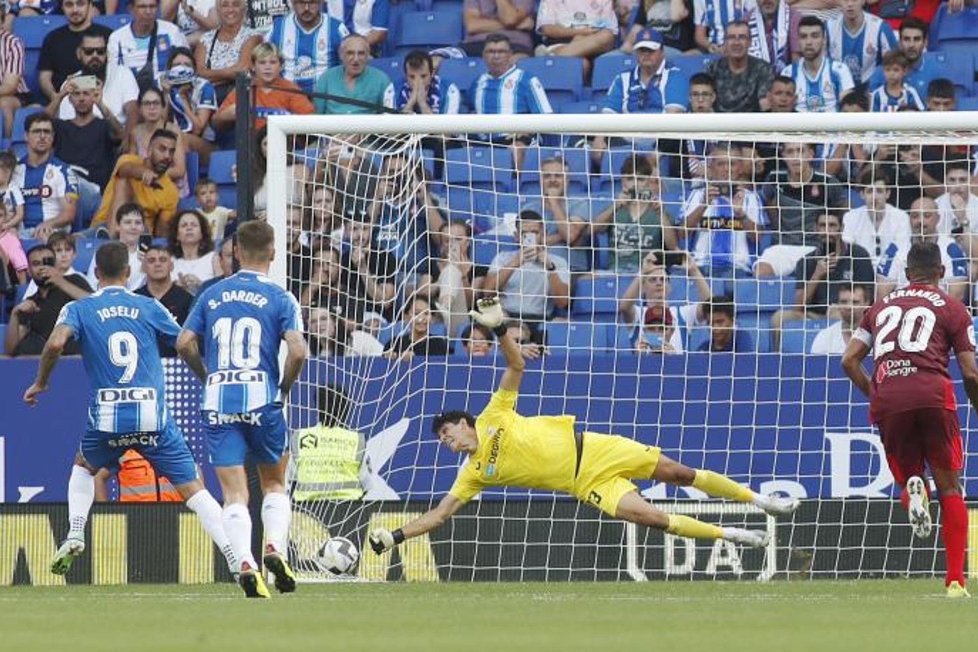 Joselu marca de penalti contra el Sevilla. FRANCESC ADELANTADO