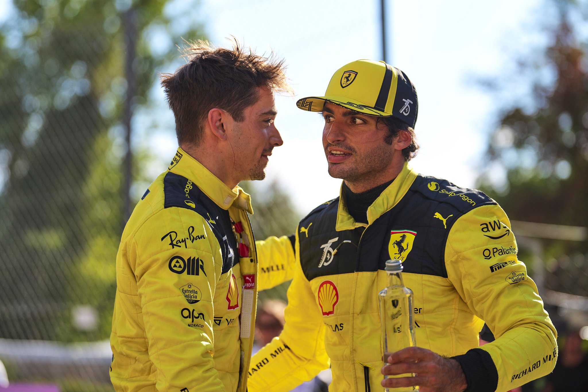 Charles Leclerc y Carlos Sainz, celebrando la pole de Ferrari, décima de la temporada (8-2) en Monza (Ferrari).