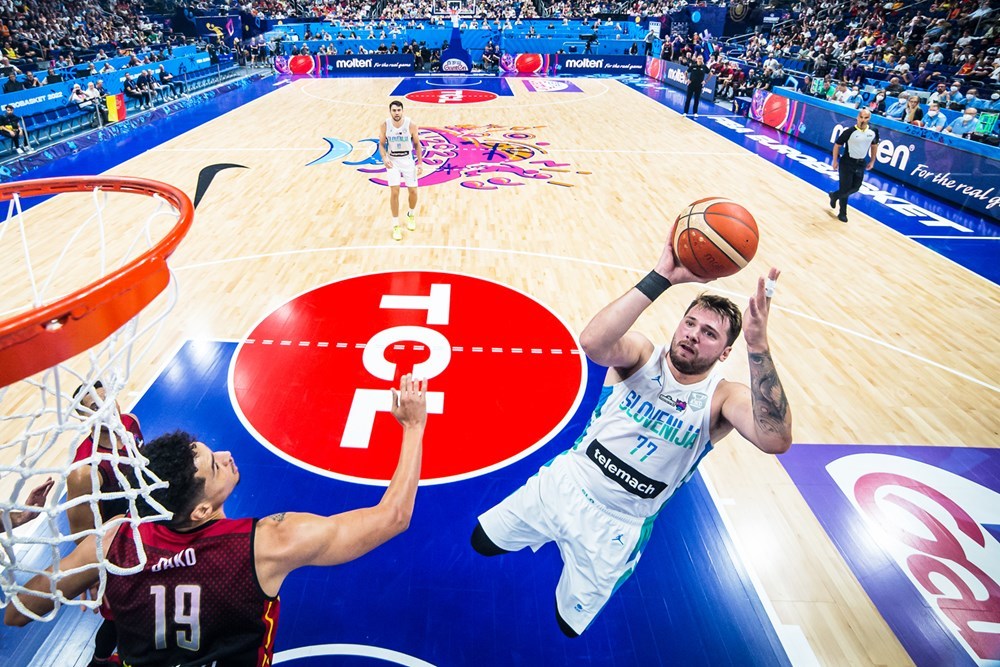 Luka Doncic lanza a canasta en el partido ante Blgica. FIBA