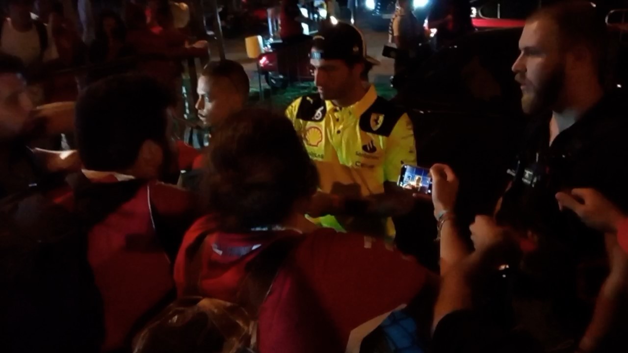 Cientos de tifosi, locos con Sainz al salir de noche de Monza