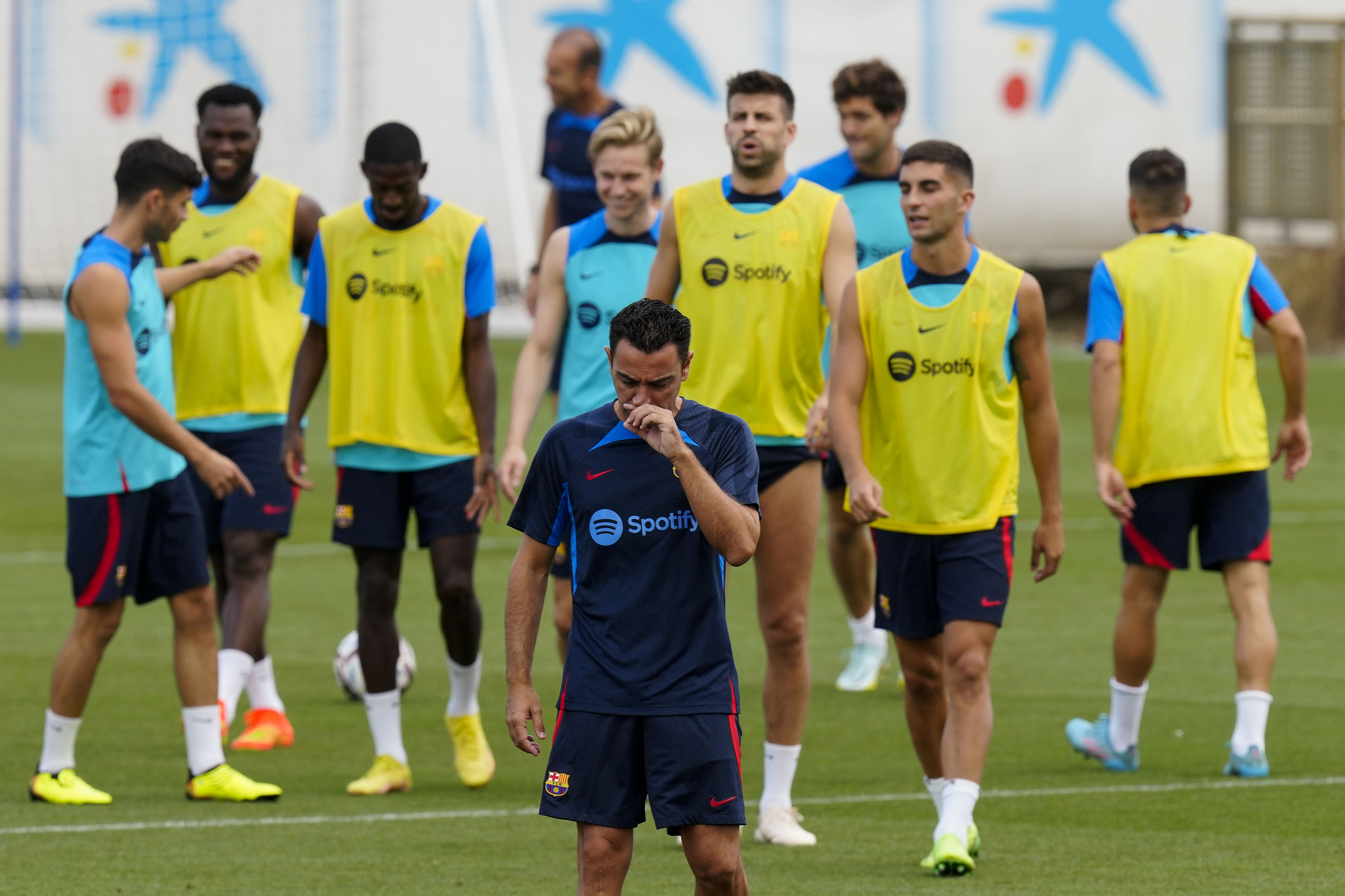 Xavi y sus futbolistas. / EFE