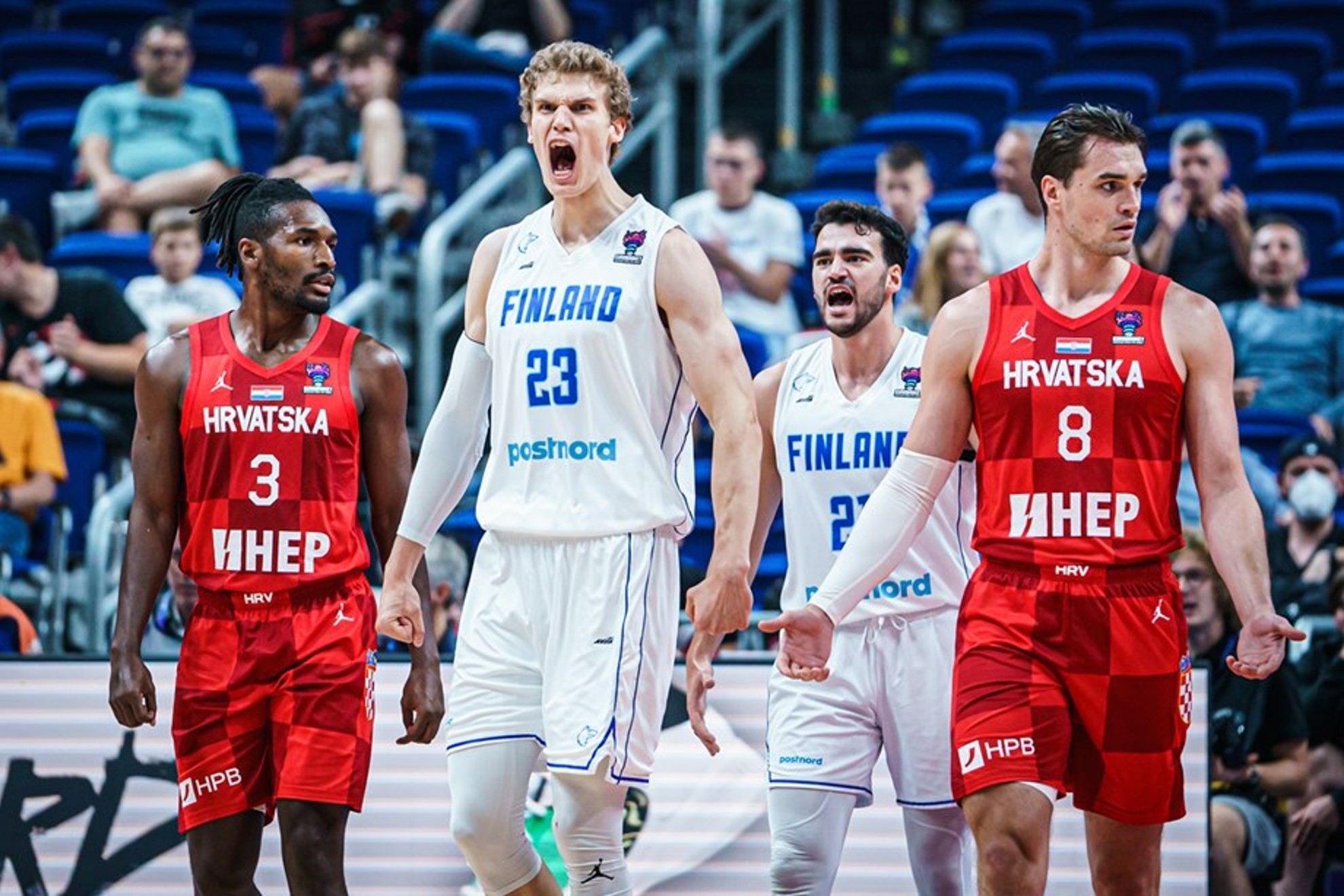 Lauri Markkanen celebra una canasta de Finlandia. FIBA