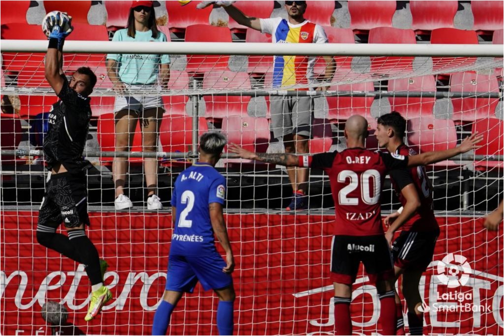 Alfonso Herrero agarra el balón en un lance del partido. /LALIGA