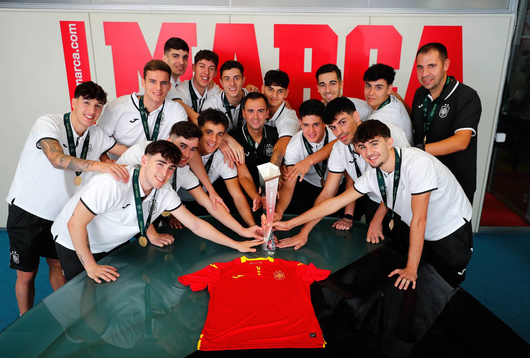 La Selección sub 19 con la camiseta y el trofeo que le acredita como campeona de Europa/RAFA CASAL