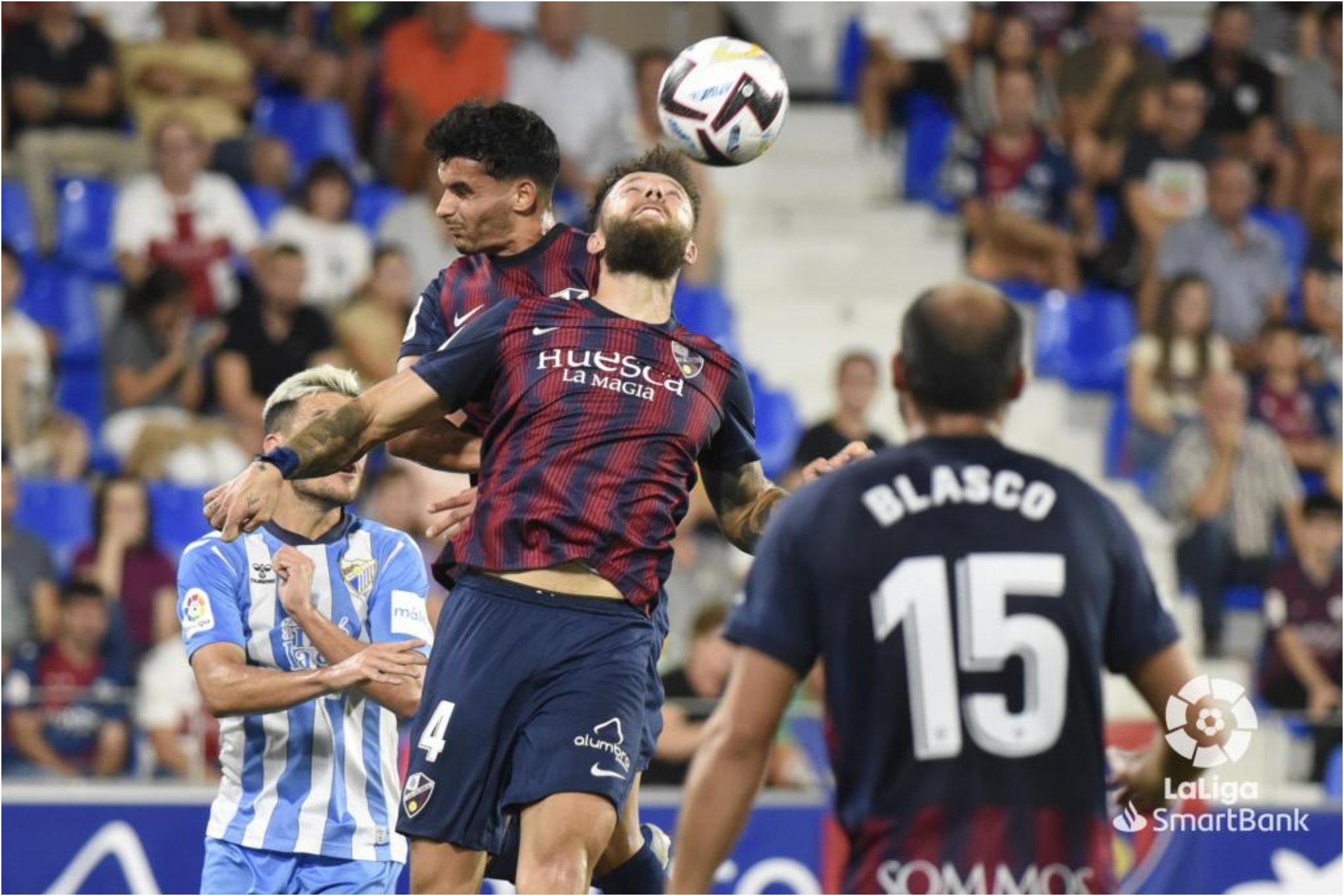 Los jugadores del Huesca saltan para despejar el baln en un lance del partido. /LALIGA