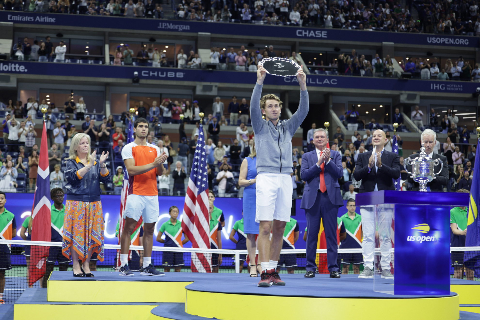 Casper Ruud levanta el trofeo de subcampeón del US Open 2022. EFE