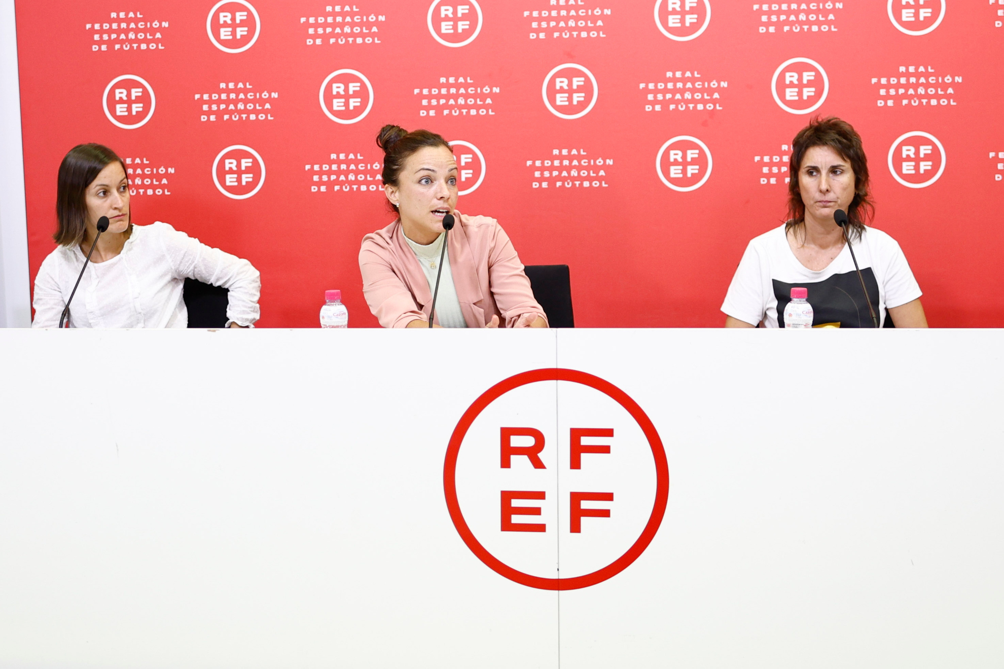 De izquierda a derecha Guadalupe Porras, Marta Huertas y Marta Frías en la rueda de prensa del lunes. EFE