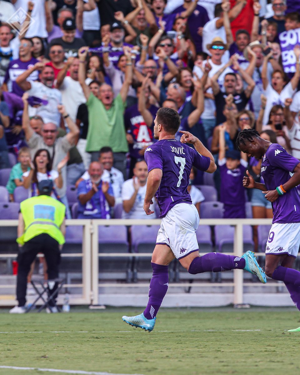 Luka Jovic festeggia un gol con la Fiorentina.