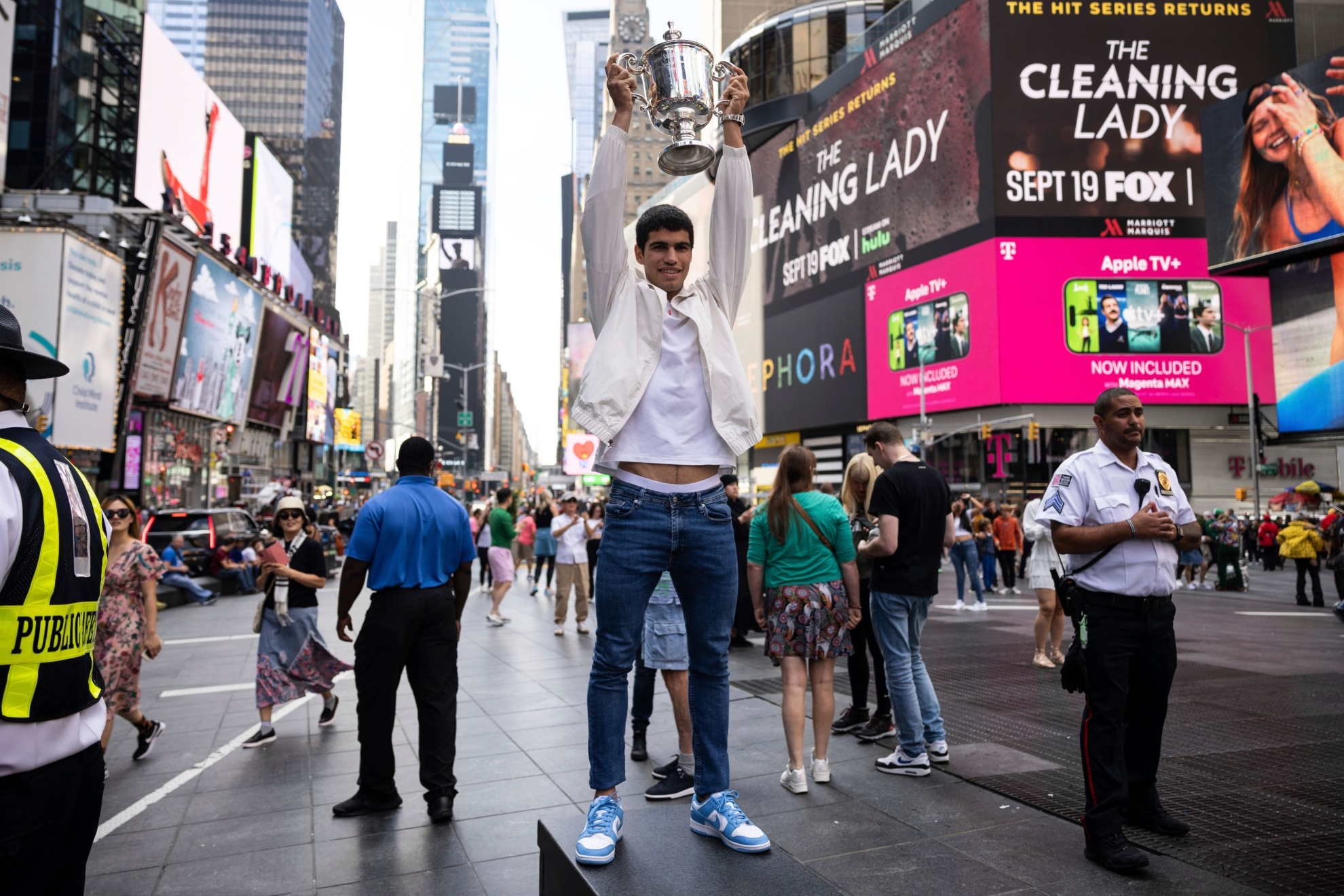 Alcaraz posa con el trofeo de campeón del US Open en Times Square