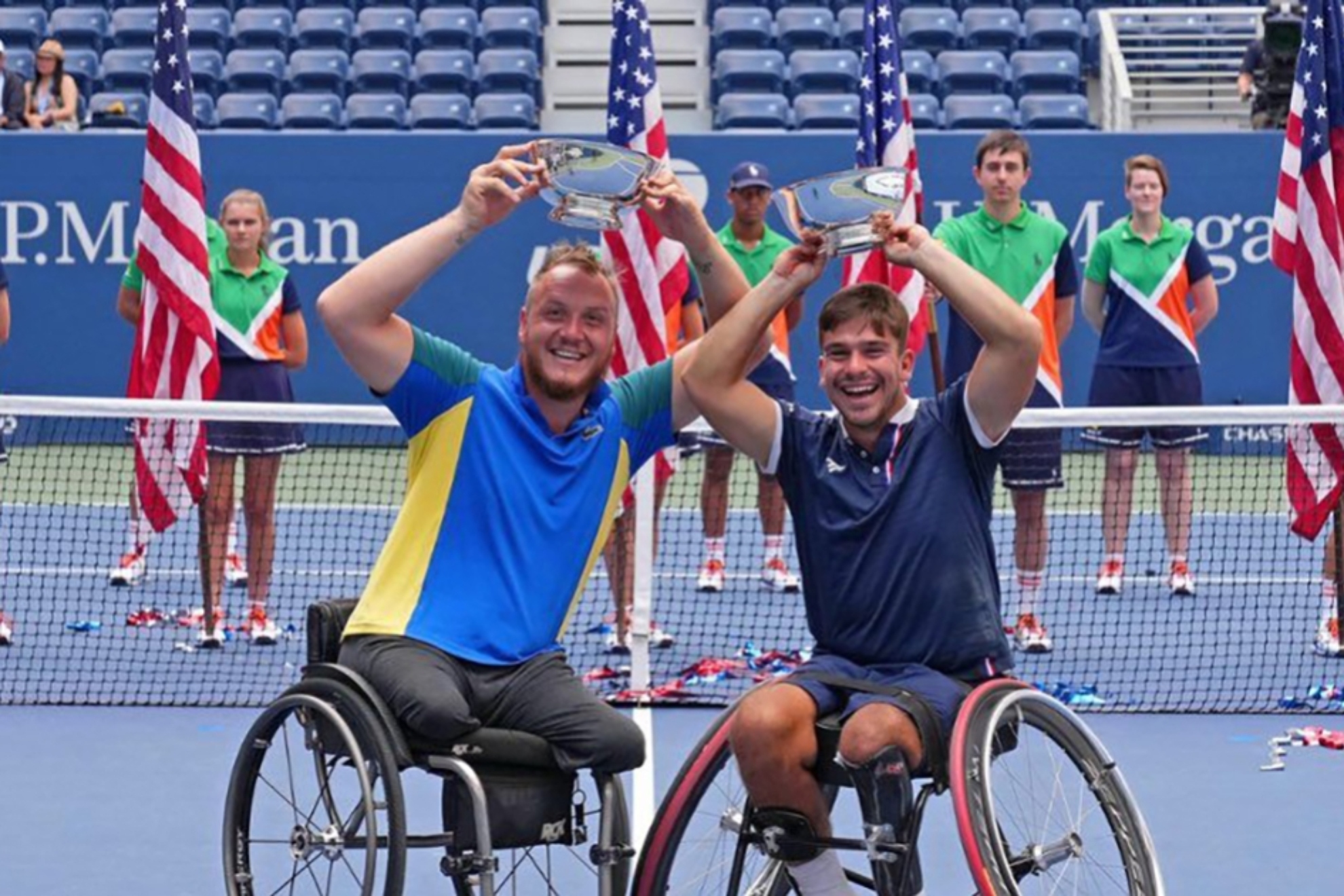 Martín de la Puente, a la derecha, junto al francés Nicolas Peifer, con sus trofeos como ganadores del US Open.