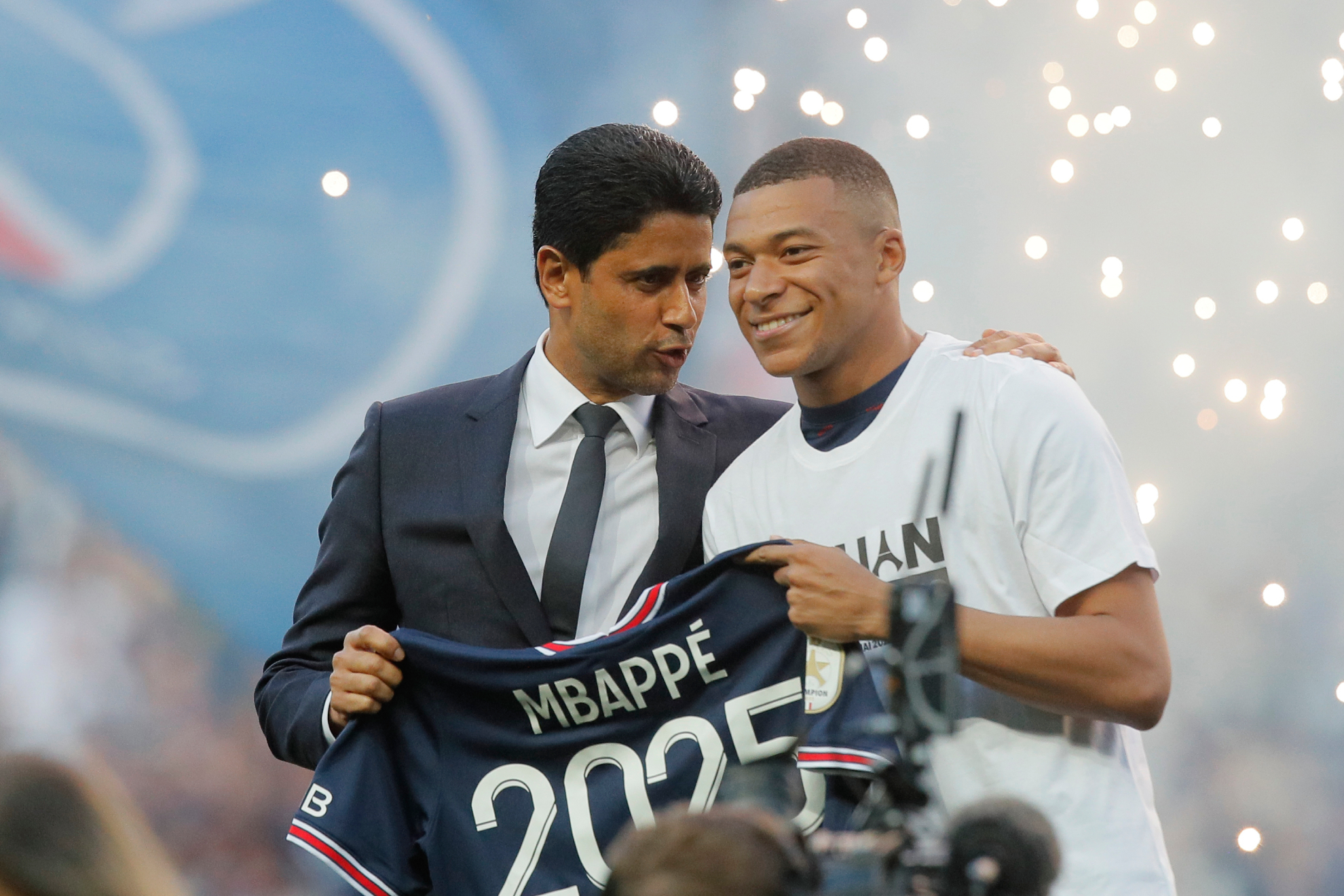 Al Khelaifi y Mbappé durante la renovación del jugador. AP